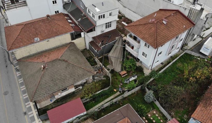 Fırtınada evin çatısı uçtu