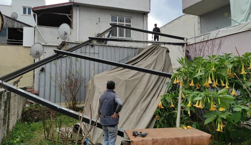 Fırtınada evin çatısı uçtu