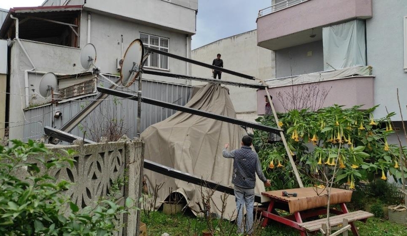Fırtınada evin çatısı uçtu