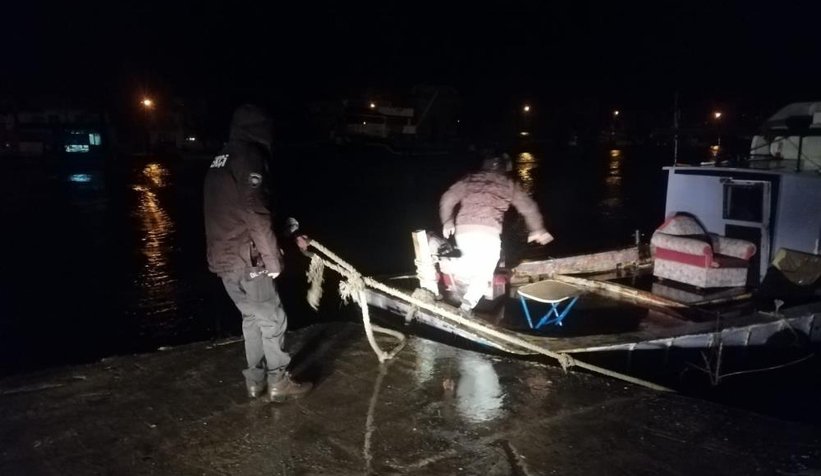 Fırtınada halatı kopan tekneyi bekçiler kurtardı