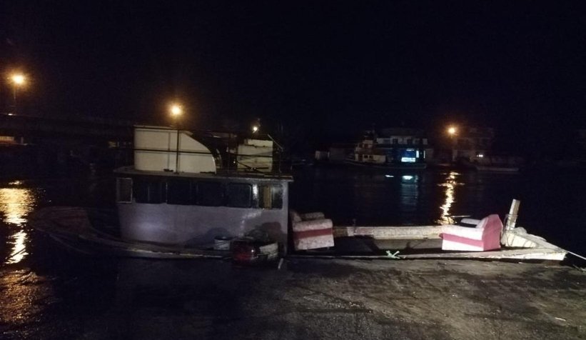 Fırtınada halatı kopan tekneyi bekçiler kurtardı