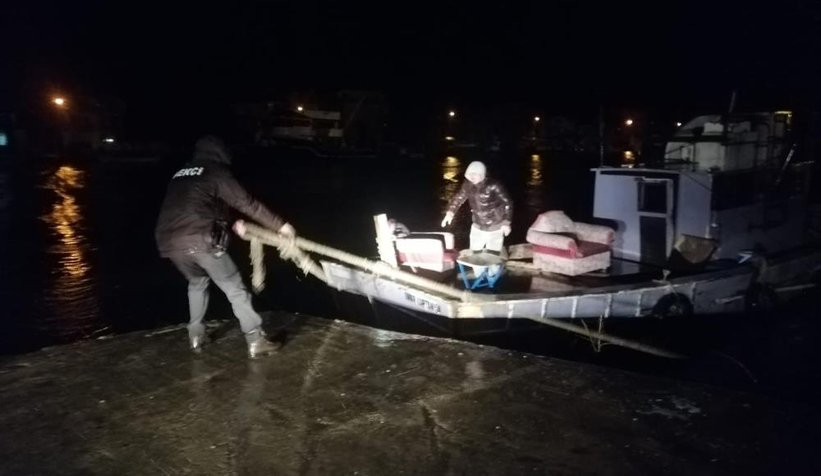 Fırtınada halatı kopan tekneyi bekçiler kurtardı