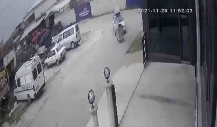 Fırtınada sürüklenip otomobile çarptı