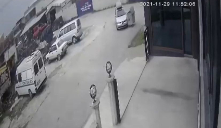 Fırtınada sürüklenip otomobile çarptı