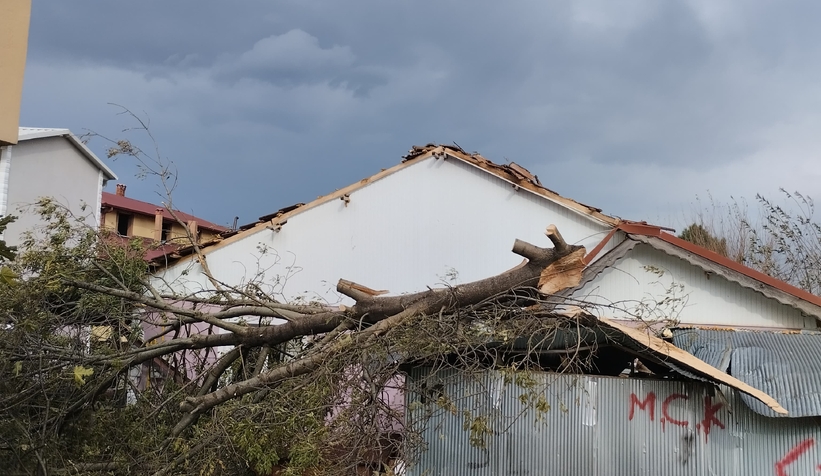 Fırtınaya dayanamadı ev ve garajın üzerine devrildi