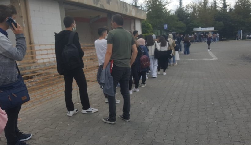 Fotoğraflar kampüsten uzun kuyruk oluştu