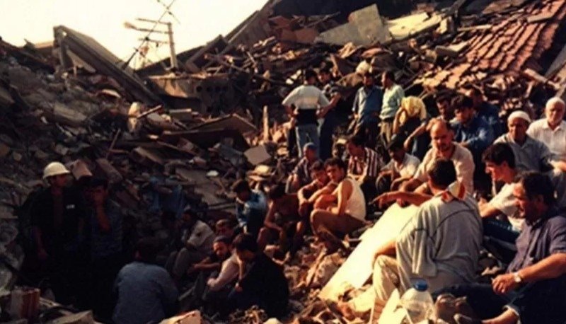 Fotoğraflarla asrın felaketi 17 Ağustos 1999 depremi