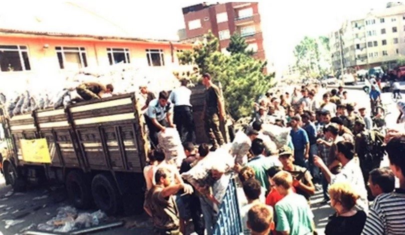 Fotoğraflarla asrın felaketi 17 Ağustos 1999 depremi