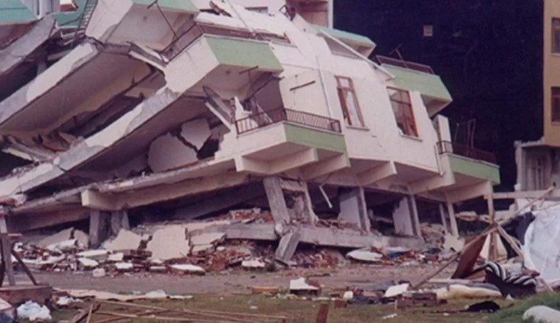 Fotoğraflarla asrın felaketi 17 Ağustos 1999 depremi