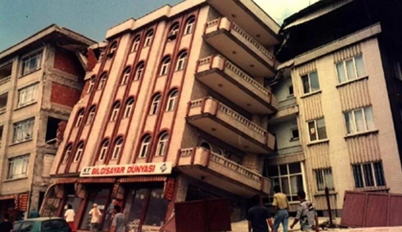 Fotoğraflarla asrın felaketi 17 Ağustos 1999 depremi