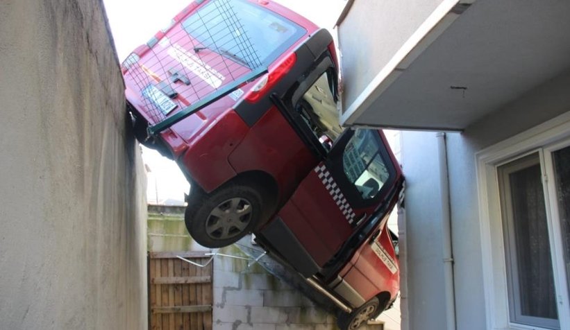 Freni boşalan dolmuş taksi, bina boşluğunda asılı kaldı