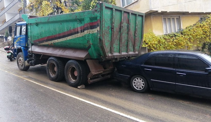 Freni boşalan kamyon, 6 aracı biçti