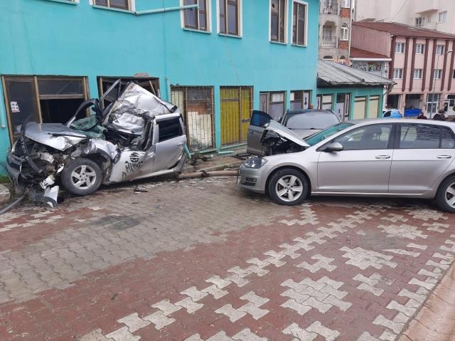 Freni boşalan kamyon dehşet saçtı