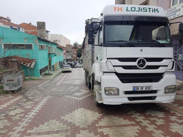 Freni boşalan kamyon dehşet saçtı