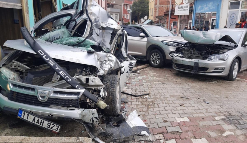 Freni boşalan kamyon dehşet saçtı