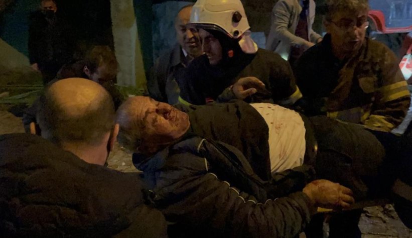  Freni boşalan kamyon istinat duvarına çarptı: 2 yaralı