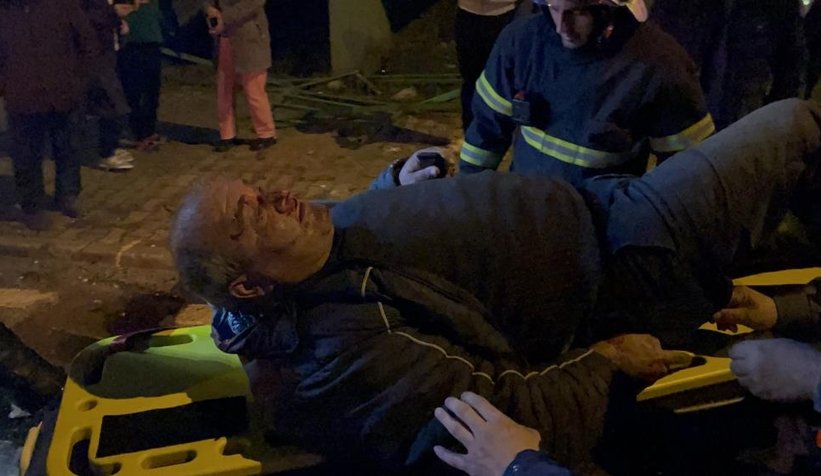  Freni boşalan kamyon istinat duvarına çarptı: 2 yaralı