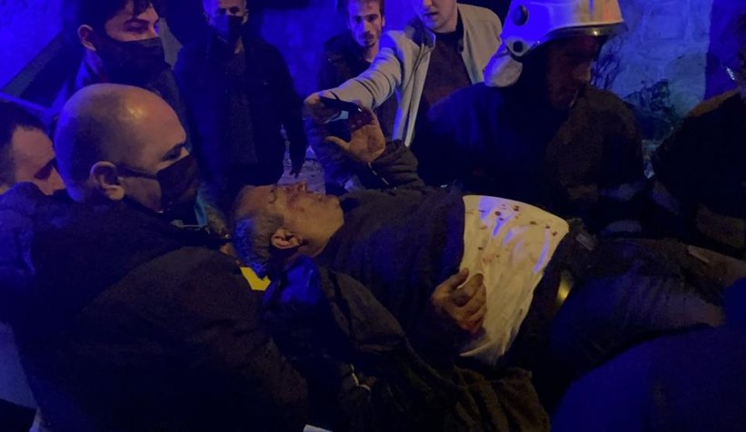  Freni boşalan kamyon istinat duvarına çarptı: 2 yaralı