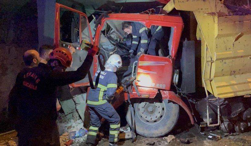  Freni boşalan kamyon istinat duvarına çarptı: 2 yaralı