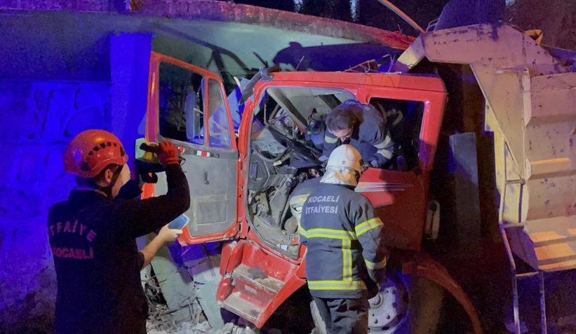  Freni boşalan kamyon istinat duvarına çarptı: 2 yaralı