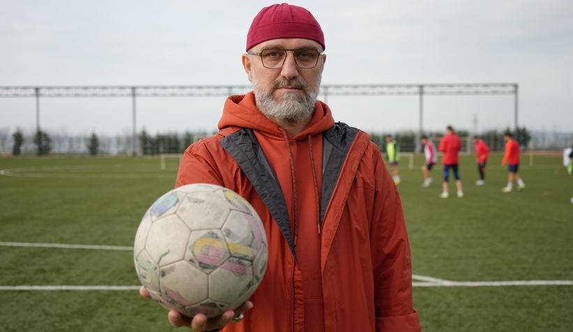 Futbolcu maaşları için karısının ve kız kardeşinin bileziklerini sattı