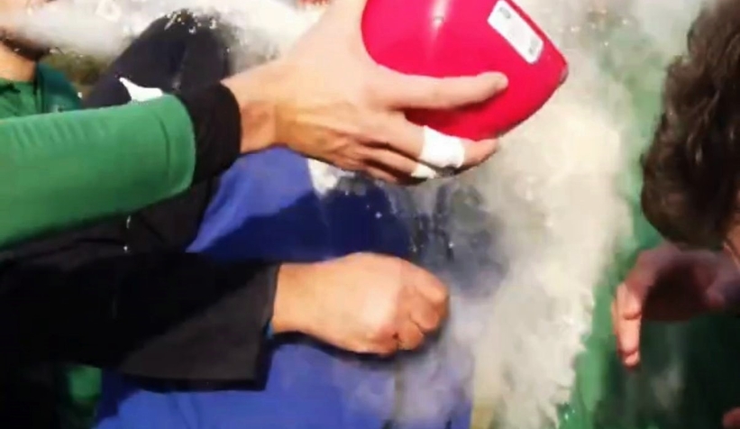 Futbolcu ve antrenöre un ve yumurtalı doğum günü sürprizi