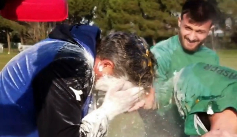 Futbolcu ve antrenöre un ve yumurtalı doğum günü sürprizi