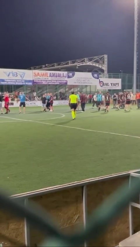 Futbolcular arasında kavga çıktı
