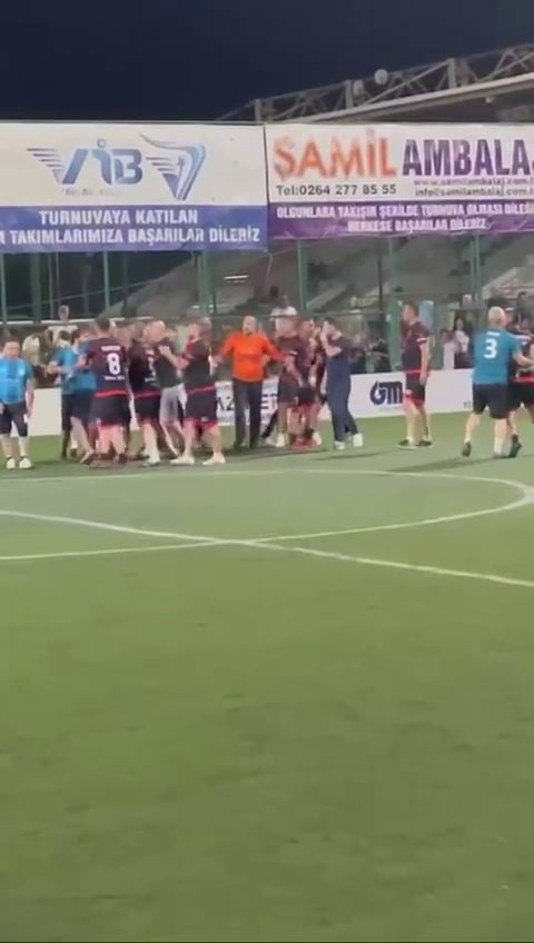 Futbolcular arasında kavga çıktı
