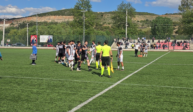 Futbolcular tekme tokat birbirine girdi