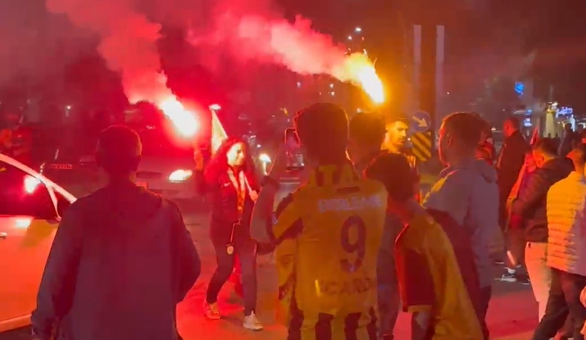 galatasaray-taraftarlari-sakarya-da-siyonlugu-kutladiwxrvtxvfnk