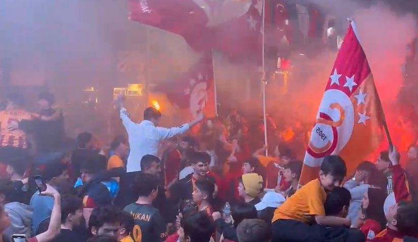 galatasaray-taraftarlari-sakarya-da-siyonlugu-kutladiwxrvtxvfnk