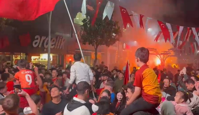 galatasaray-taraftarlari-sakarya-da-siyonlugu-kutladiwxrvtxvfnk