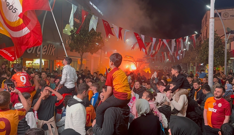 galatasaray-taraftarlari-sakarya-da-siyonlugu-kutladiwxrvtxvfnk