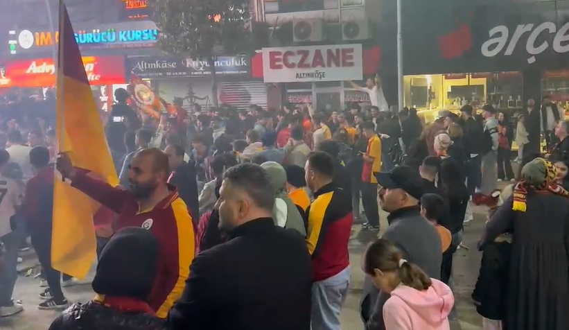 galatasaray-taraftarlari-sakarya-da-siyonlugu-kutladiwxrvtxvfnk