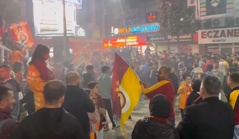 galatasaray-taraftarlari-sakarya-da-siyonlugu-kutladiwxrvtxvfnk
