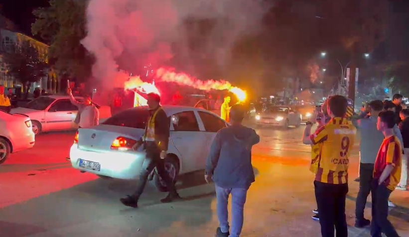 galatasaray-taraftarlari-sakarya-da-siyonlugu-kutladiwxrvtxvfnk