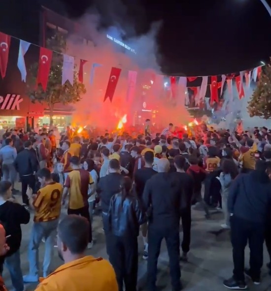 galatasaray-taraftarlari-sakarya-da-siyonlugu-kutladiwxrvtxvfnk