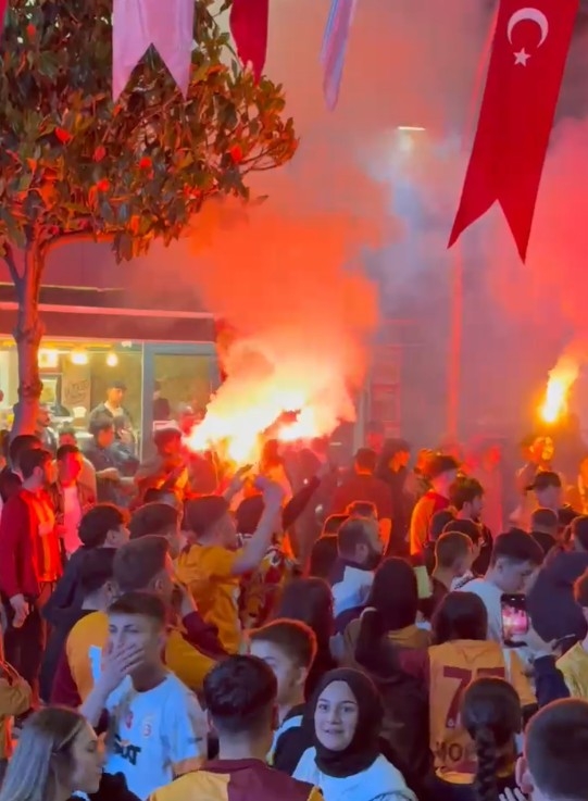 galatasaray-taraftarlari-sakarya-da-siyonlugu-kutladiwxrvtxvfnk