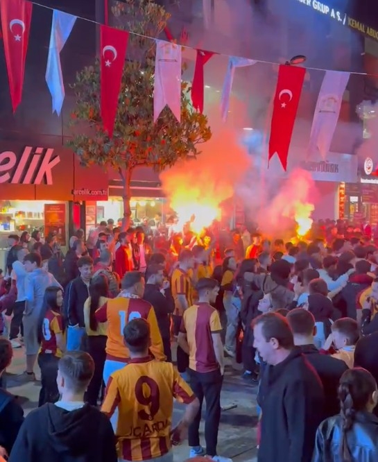 galatasaray-taraftarlari-sakarya-da-siyonlugu-kutladiwxrvtxvfnk