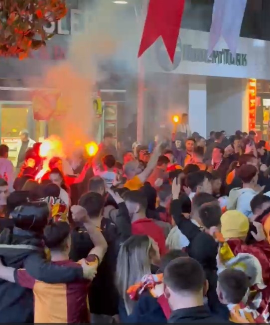 galatasaray-taraftarlari-sakarya-da-siyonlugu-kutladiwxrvtxvfnk