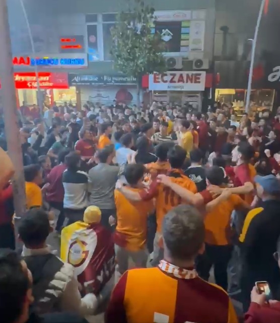 galatasaray-taraftarlari-sakarya-da-siyonlugu-kutladiwxrvtxvfnk
