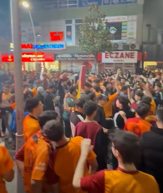 galatasaray-taraftarlari-sakarya-da-siyonlugu-kutladiwxrvtxvfnk