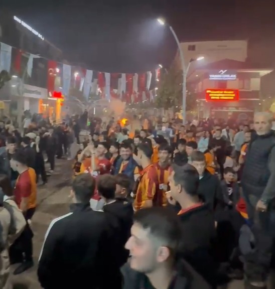 galatasaray-taraftarlari-sakarya-da-siyonlugu-kutladiwxrvtxvfnk