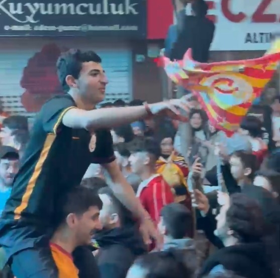 galatasaray-taraftarlari-sakarya-da-siyonlugu-kutladiwxrvtxvfnk