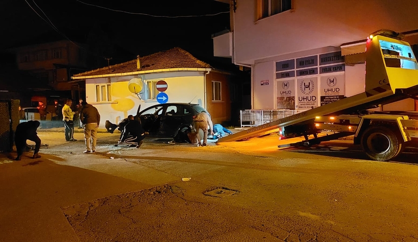 gaz-pedali-takili-kalan-otomobil-aileye-dehseti-yasattiazbuzuxtqt