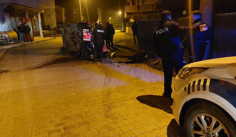 gaz-pedali-takili-kalan-otomobil-aileye-dehseti-yasattiazbuzuxtqt