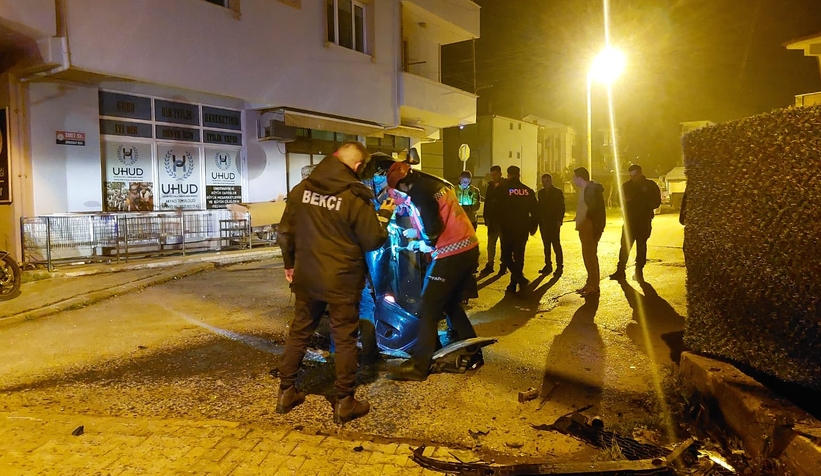 gaz-pedali-takili-kalan-otomobil-aileye-dehseti-yasattiazbuzuxtqt