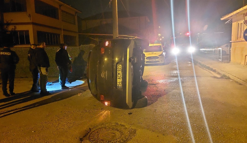 gaz-pedali-takili-kalan-otomobil-aileye-dehseti-yasattiazbuzuxtqt