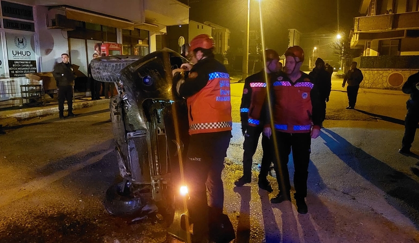 gaz-pedali-takili-kalan-otomobil-aileye-dehseti-yasattiazbuzuxtqt